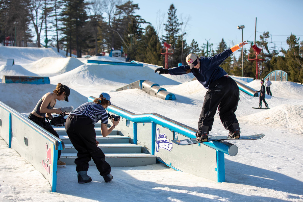 <div>Party Laps at Pine Knob: Grace's Getaway and the Importance of Snowboarding with Friends</div>