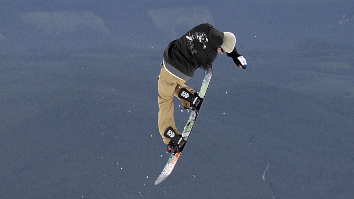 How to do a Tail Grab on a Snowboard - Snowboarder